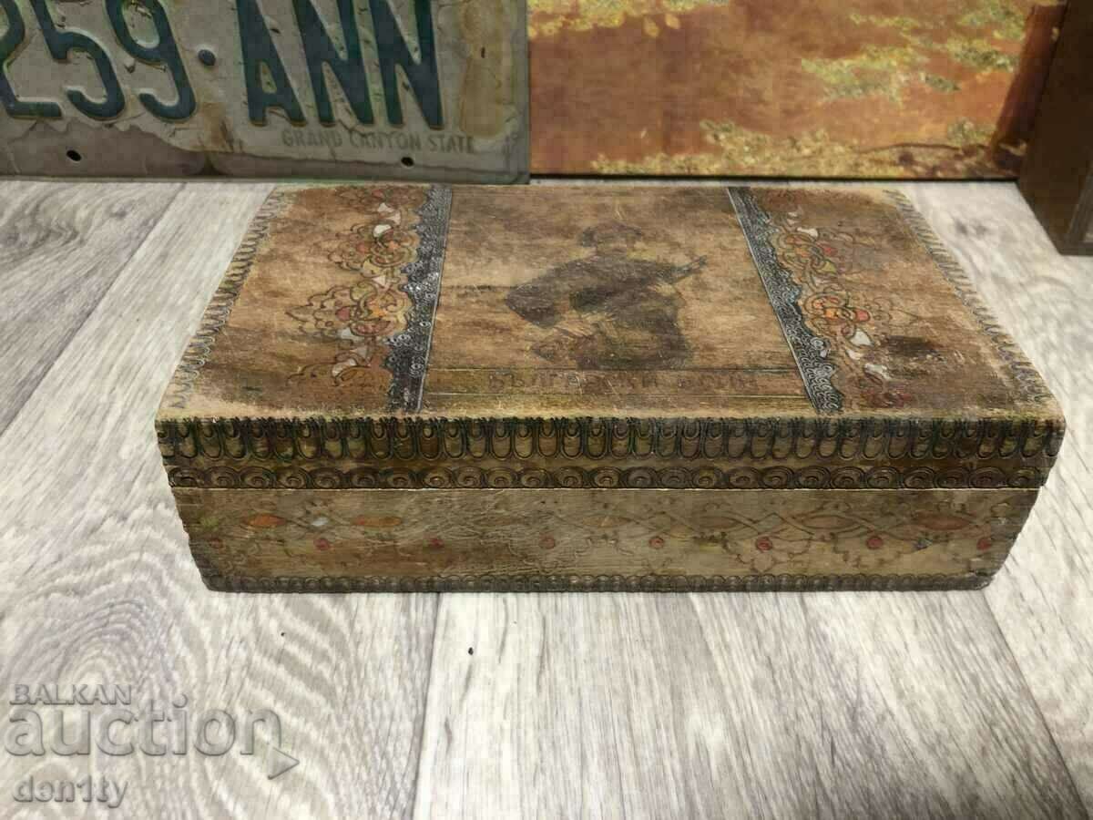 cutie veche de lemn cu un soldat