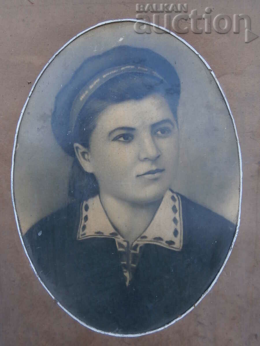 Delivery of vintage photo with large frame photography portrait Delivery of vintage photo with large frame photography portrait