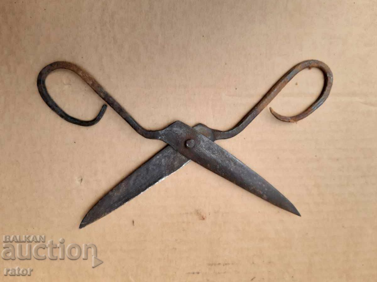 Голяма стара кована ножица с цена 10.00 лв. | € 5.11 Голяма стара кована ножица с цена 10.00 лв. | € 5.11