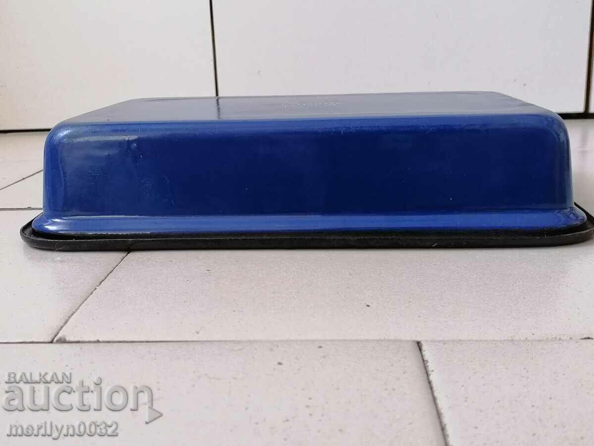 Auction An enameled container, that's a platter with enamel Auction An enameled container, that's a platter with enamel