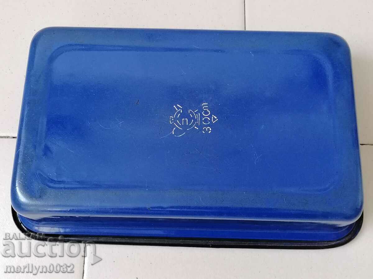 Delivery of An enameled container, that's a platter with enamel Delivery of An enameled container, that's a platter with enamel