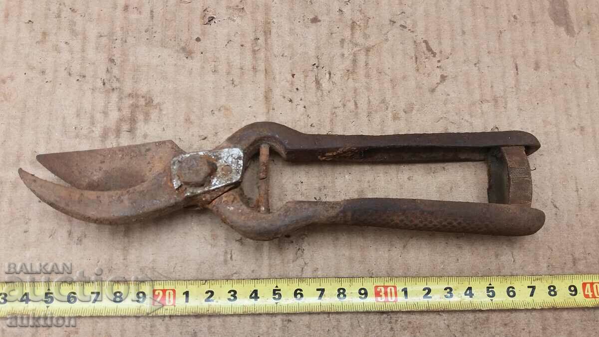 OLD MASSIVE SOC. STEELIZED VINEYARD SCISSORS with price 4.99 BGN | € 2.55 OLD MASSIVE SOC. STEELIZED VINEYARD SCISSORS with price 4.99 BGN | € 2.55