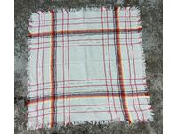 UN VECHI ACOPERIȘ GOSPODĂRII ETNIC CALAT ARE PETE