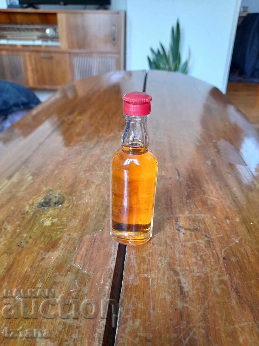 Licitație O sticlă veche de coniac Takovo Licitație O sticlă veche de coniac Takovo