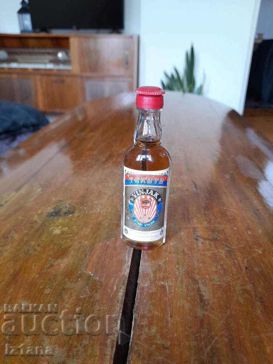 Ένα παλιό μπουκάλι κονιάκ Takovo