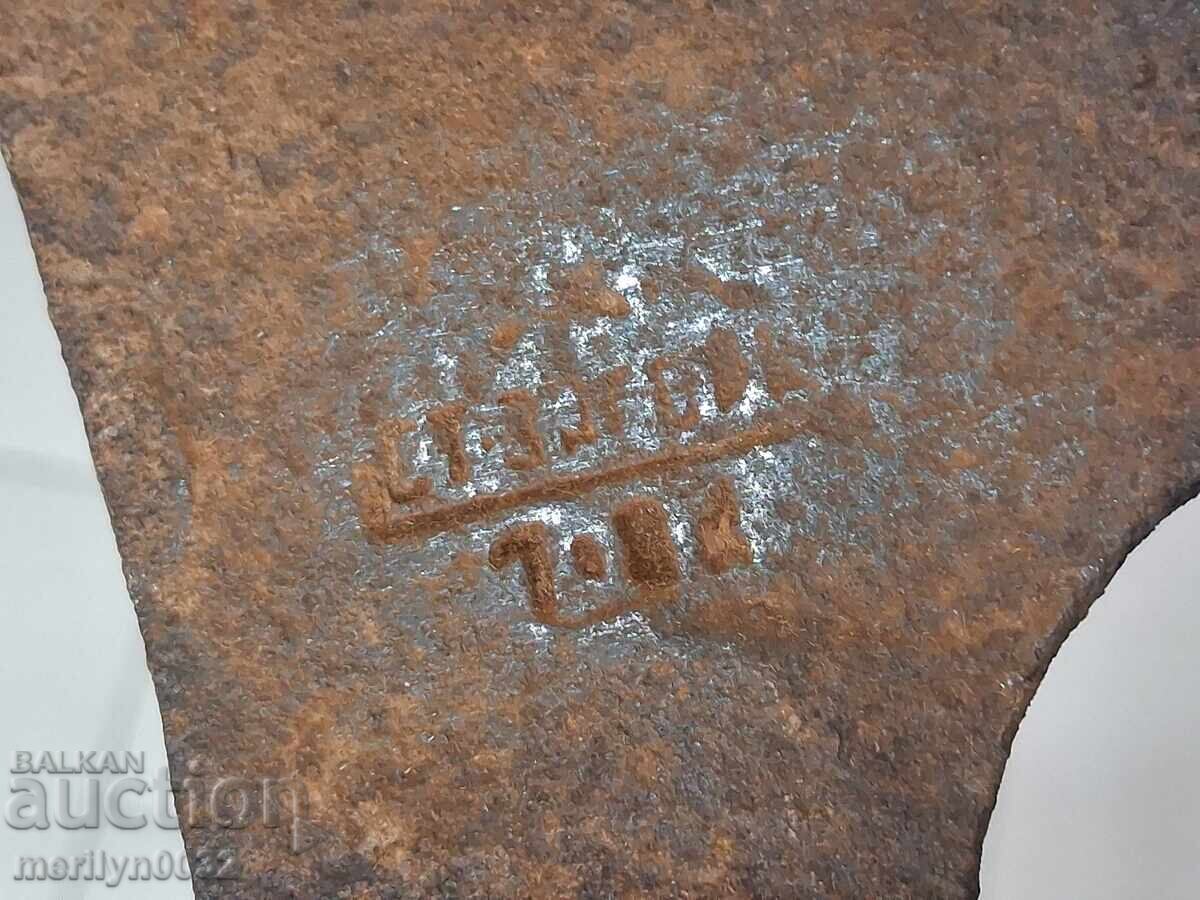 Delivery of Old ax ax tool wrought iron Delivery of Old ax ax tool wrought iron