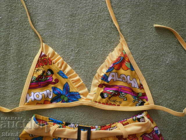 Delivery of Children's swimsuit in yellow for a 7-8 year old child Delivery of Children's swimsuit in yellow for a 7-8 year old child