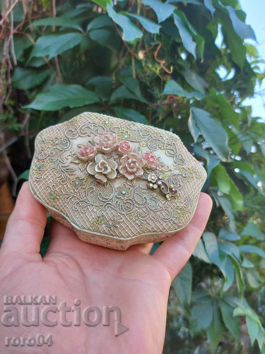 BOX - LANTERN - 7 BOX - LANTERN - 7