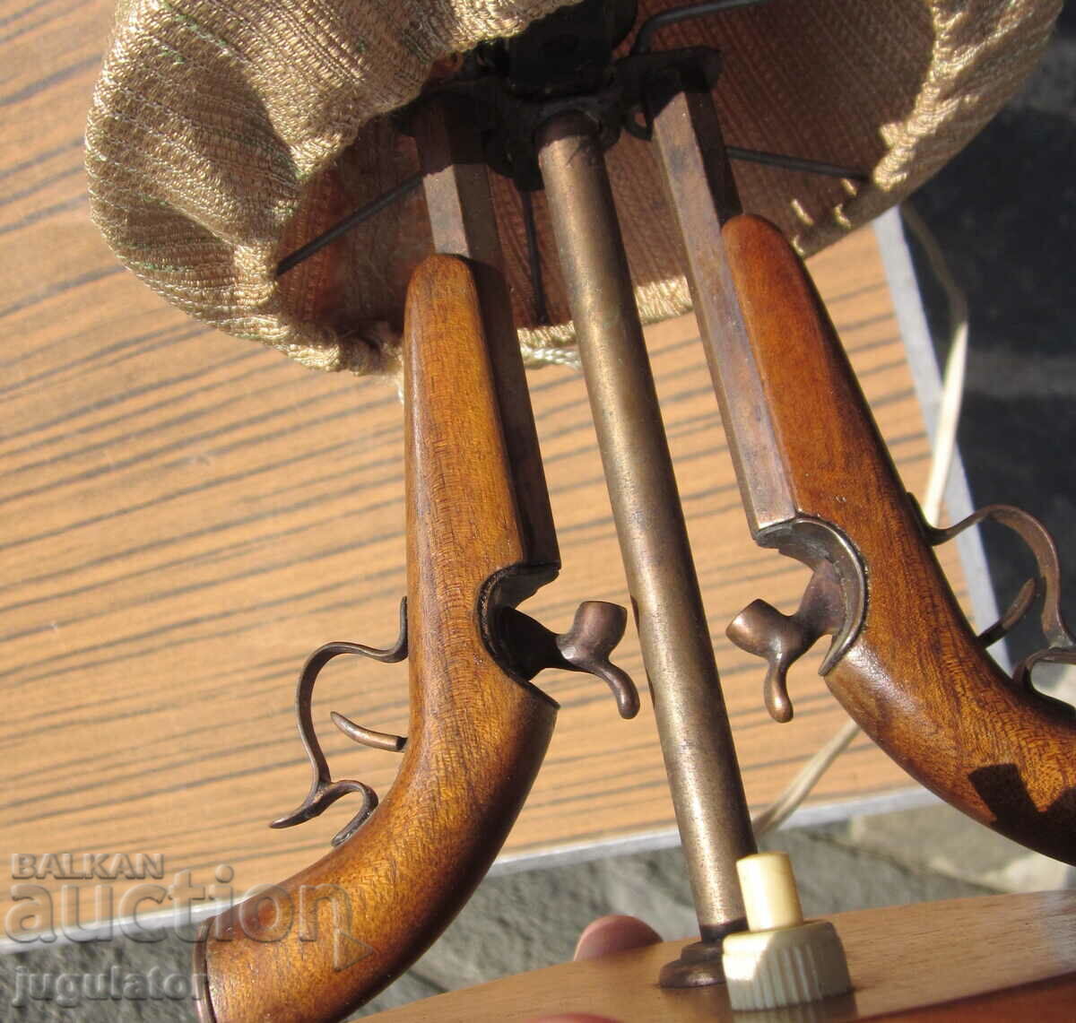 old table lamp with flintlock guns military motif - 5 old table lamp with flintlock guns military motif - 5