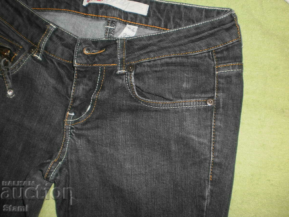 Auction ONLY women's slim jeans, size 32 Auction ONLY women's slim jeans, size 32
