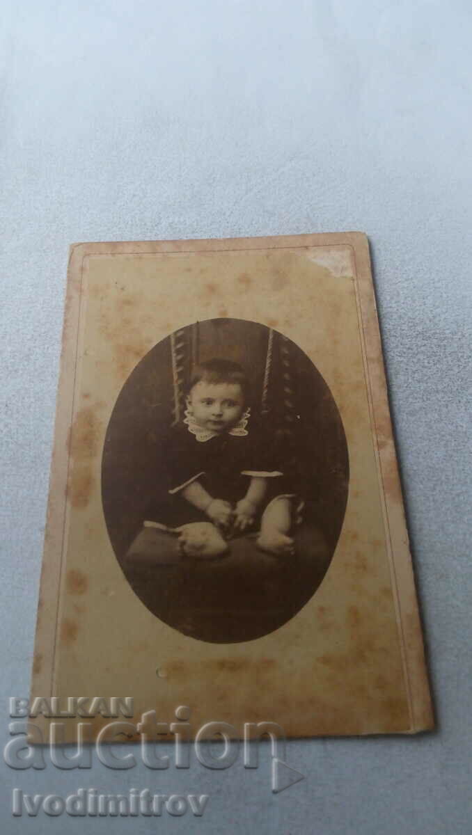 Photo Little girl on a chair Cardboard
