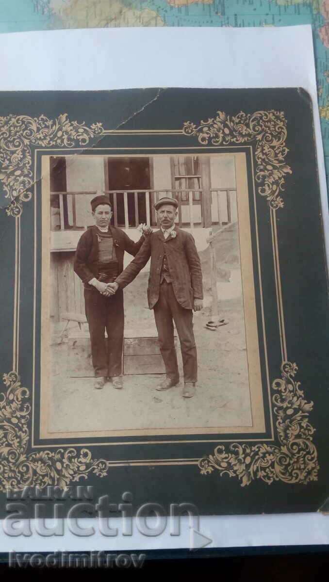 Φωτογραφία Δύο ενήλικες άντρες Χαρτόνι
