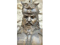 O figură masivă din bronz