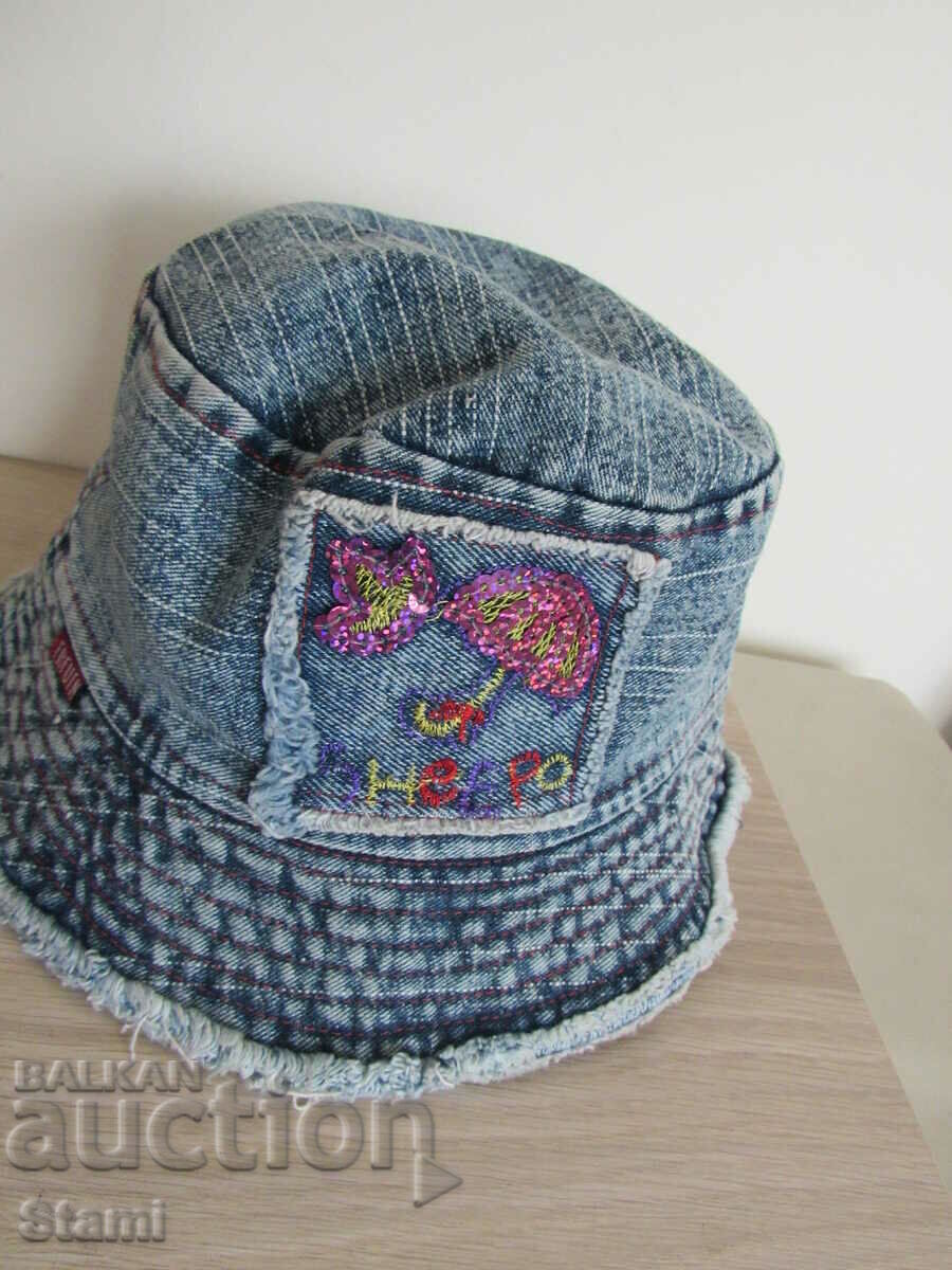 Denim hat with brim for girls, new with price 8.50 BGN | € 4.35 Denim hat with brim for girls, new with price 8.50 BGN | € 4.35