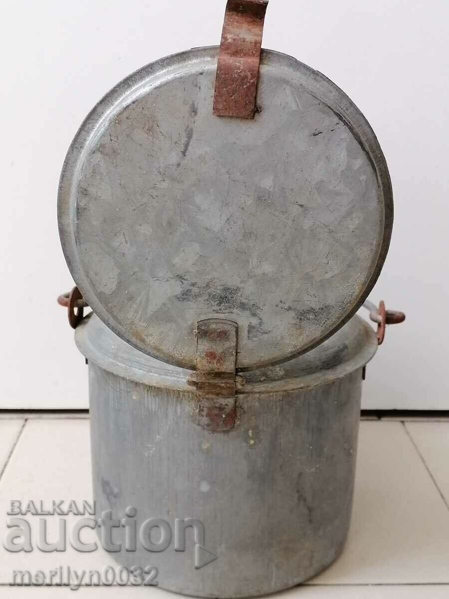 Delivery of Soldier grease gun 30-50 years old Delivery of Soldier grease gun 30-50 years old