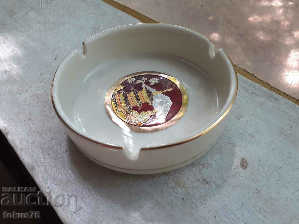 Τασάκι πορσελάνη Ιαπωνίας επιχρυσωμένο 24 καρατίων με τιμή 39.00 BGN | € 19.94 Τασάκι πορσελάνη Ιαπωνίας επιχρυσωμένο 24 καρατίων με τιμή 39.00 BGN | € 19.94