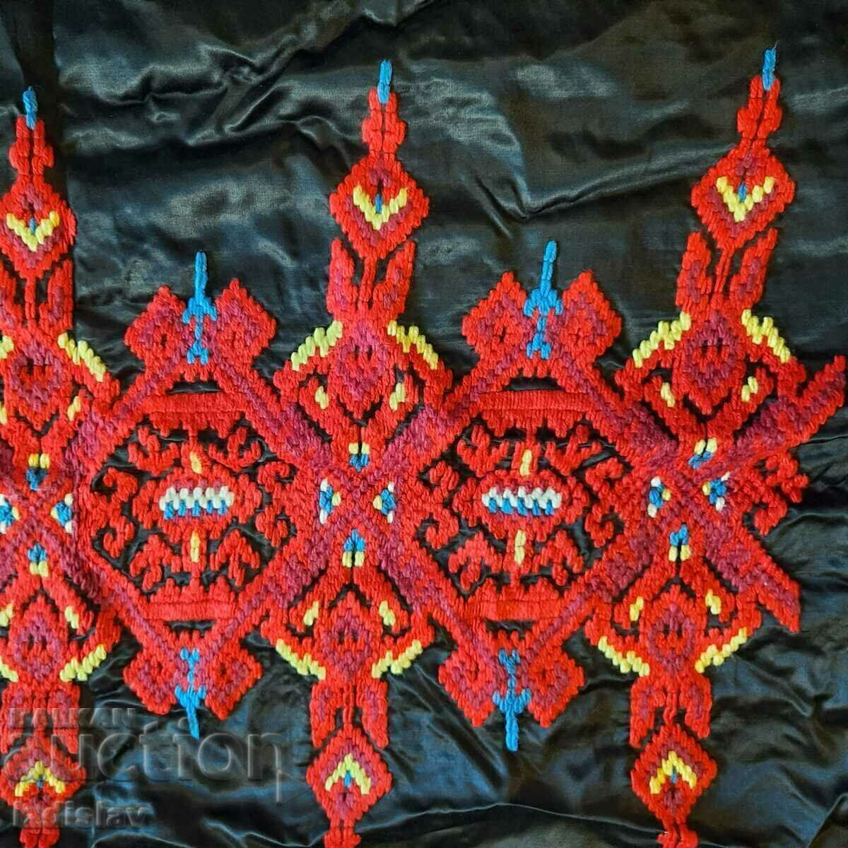 Κεντημένο κενό μαξιλαριού με τιμή 35.00 BGN | € 17.90