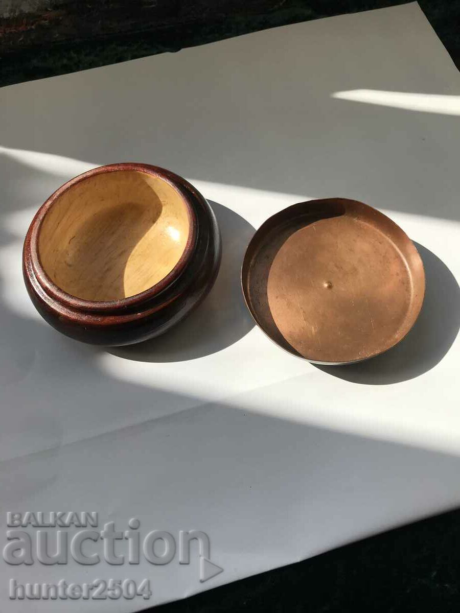 Δημοπρασία Κουτί με χάλκινο καπάκι-14 /7 cm Δημοπρασία Κουτί με χάλκινο καπάκι-14 /7 cm