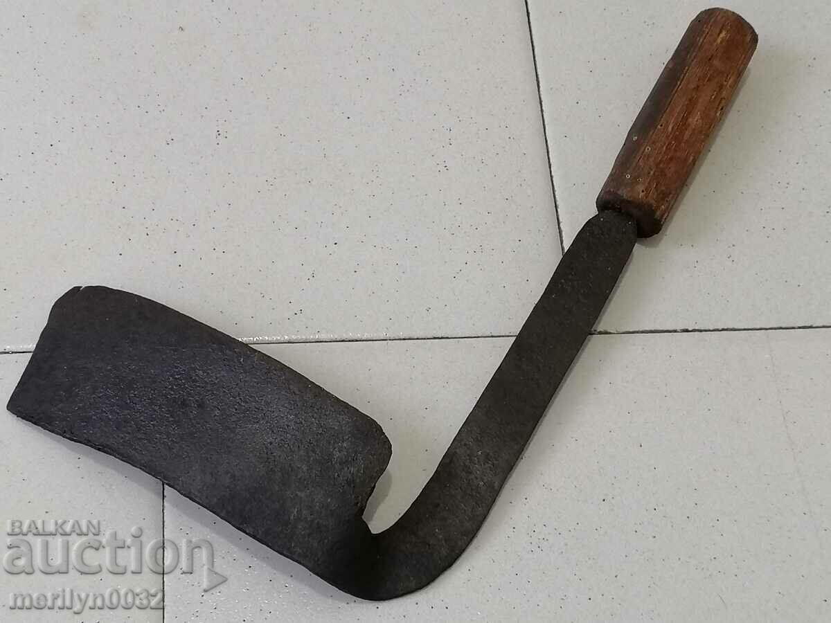 Delivery of Nalbandian instrument, knitter, satin, ax, hair santrach Delivery of Nalbandian instrument, knitter, satin, ax, hair santrach