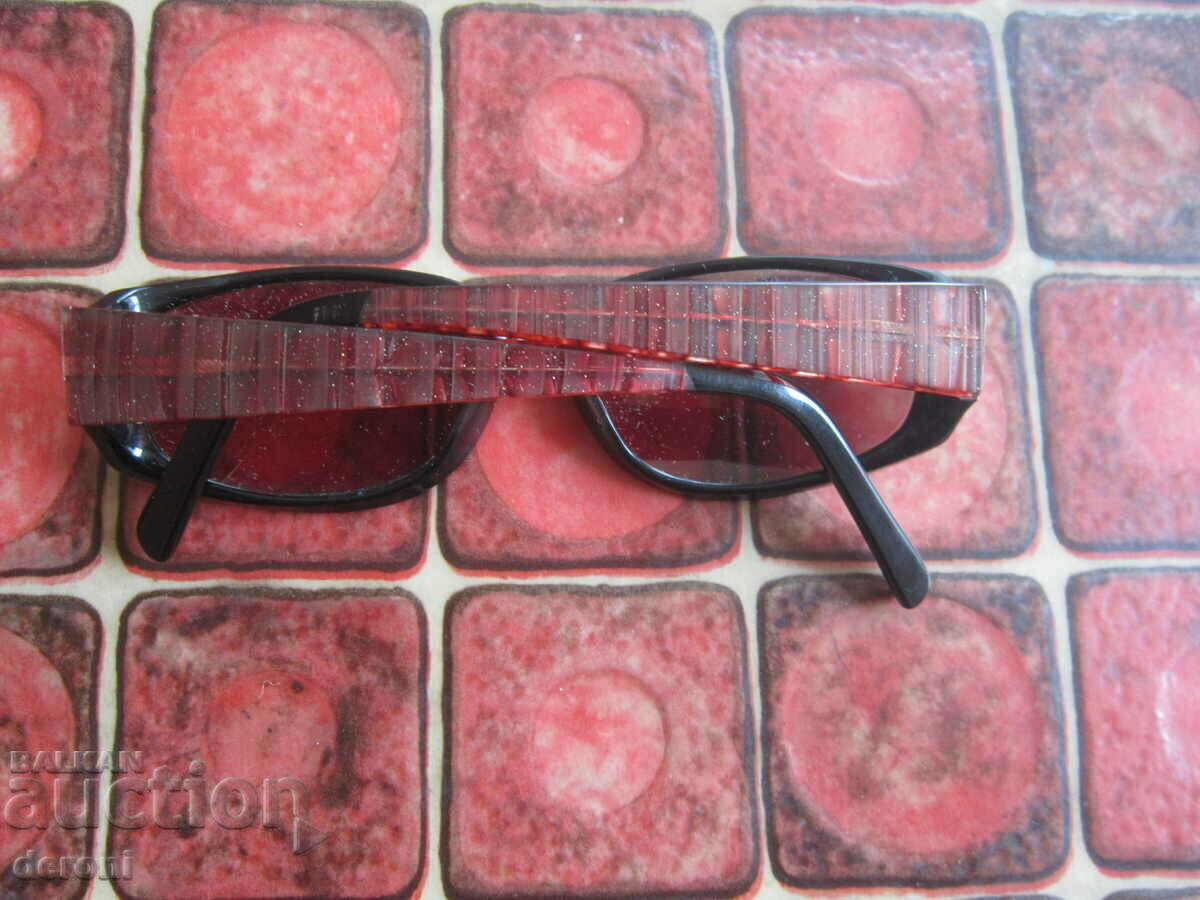 Auction  Seen sunglasses