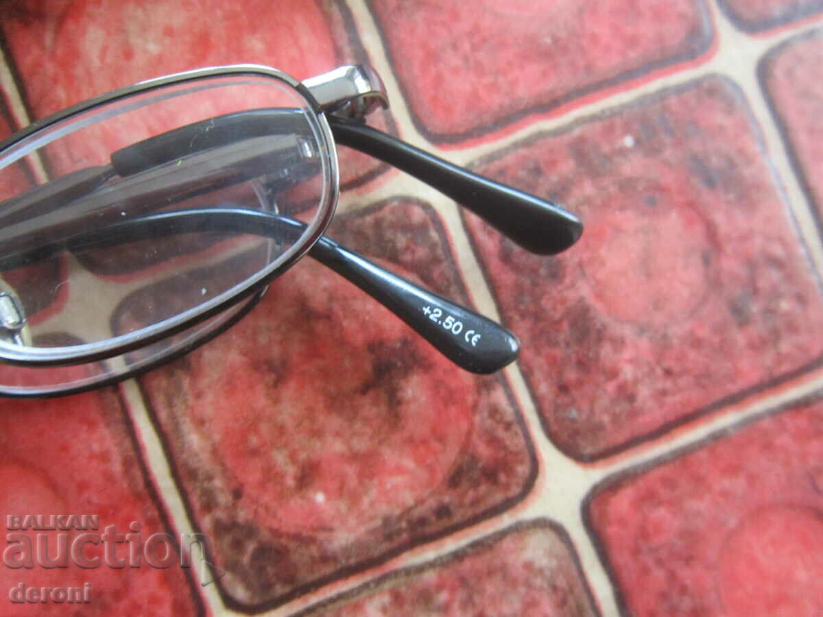 Υπέροχα αναδιπλούμενα γυαλιά με τιμή 30.00 BGN | € 15.34