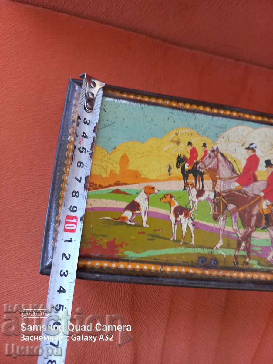 Auction  OLD METAL BOX HUNTING SCENE