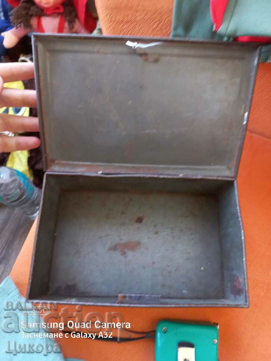 OLD METAL BOX HUNTING SCENE - 6