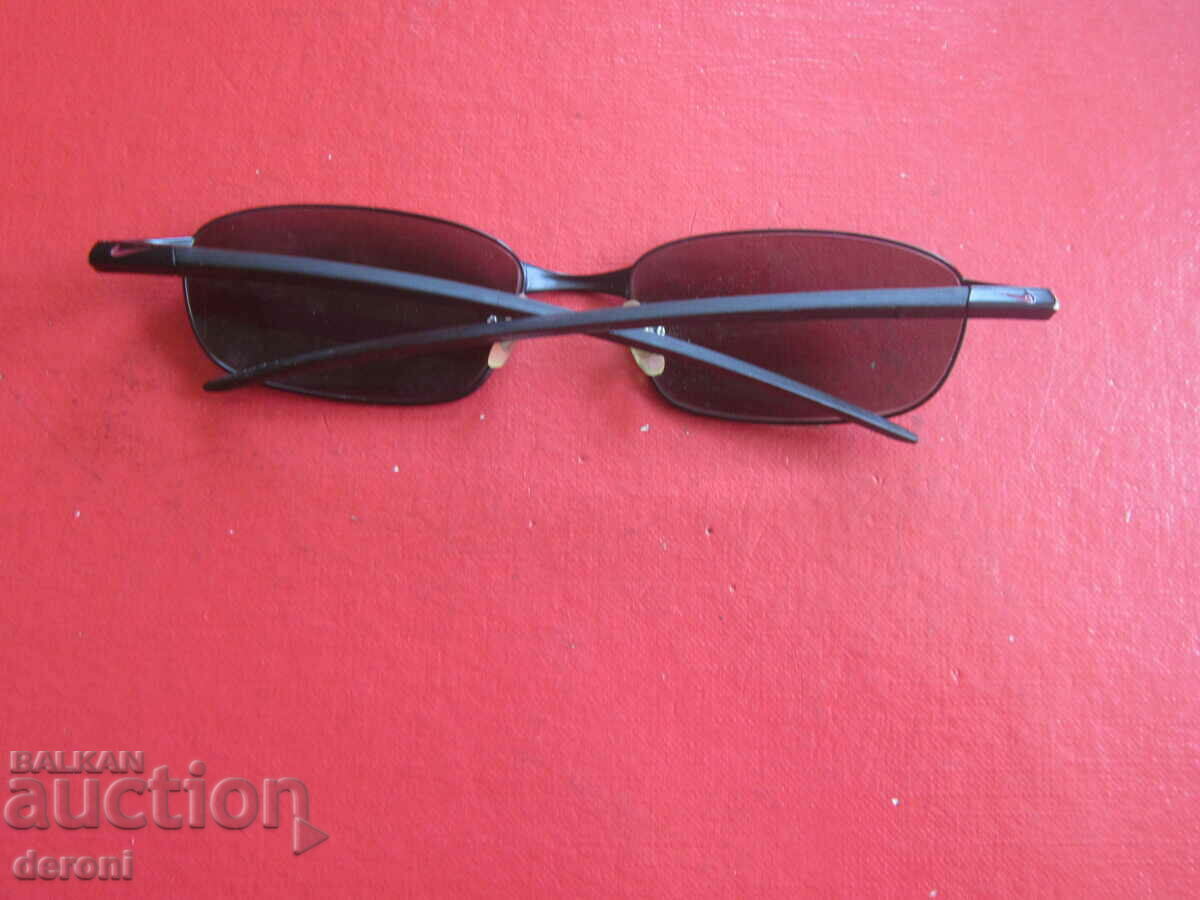 Minunați ochelari Nike Temples 4104 cu preț 60.00 BGN | € 30.68