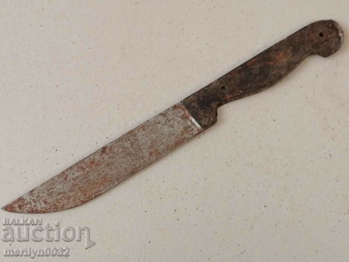 An old knife without a burnt blade, dagger, cortic, rust, with price 39.00 BGN | € 19.94 An old knife without a burnt blade, dagger, cortic, rust, with price 39.00 BGN | € 19.94
