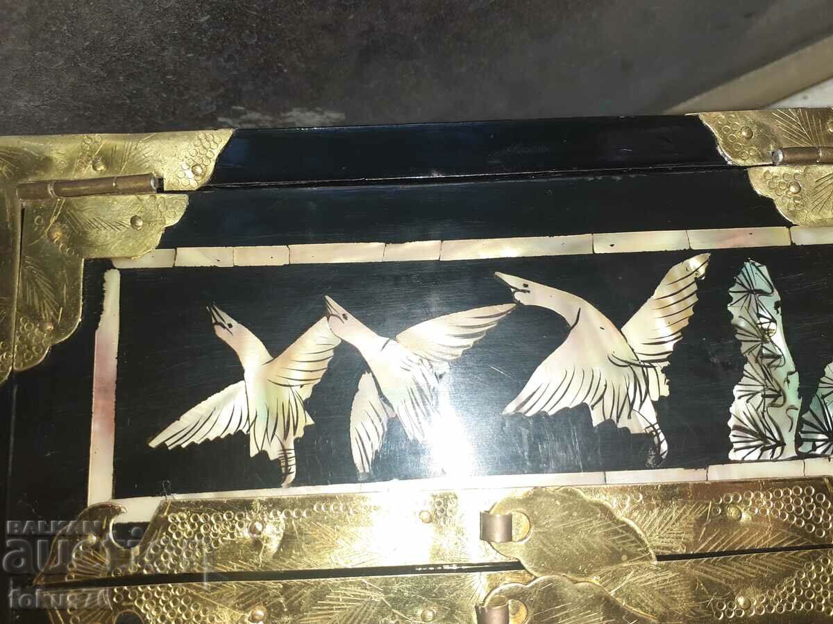 Old lacquer jewelry box with mother-of-pearl inlays - Beauty with price 250.00 BGN | € 127.82 Old lacquer jewelry box with mother-of-pearl inlays - Beauty with price 250.00 BGN | € 127.82
