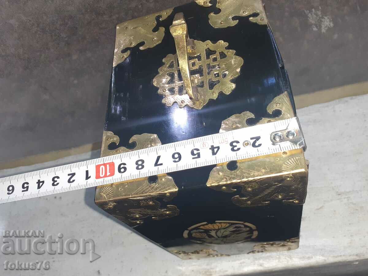 Auction Old lacquer jewelry box with mother-of-pearl inlays - Beauty Auction Old lacquer jewelry box with mother-of-pearl inlays - Beauty