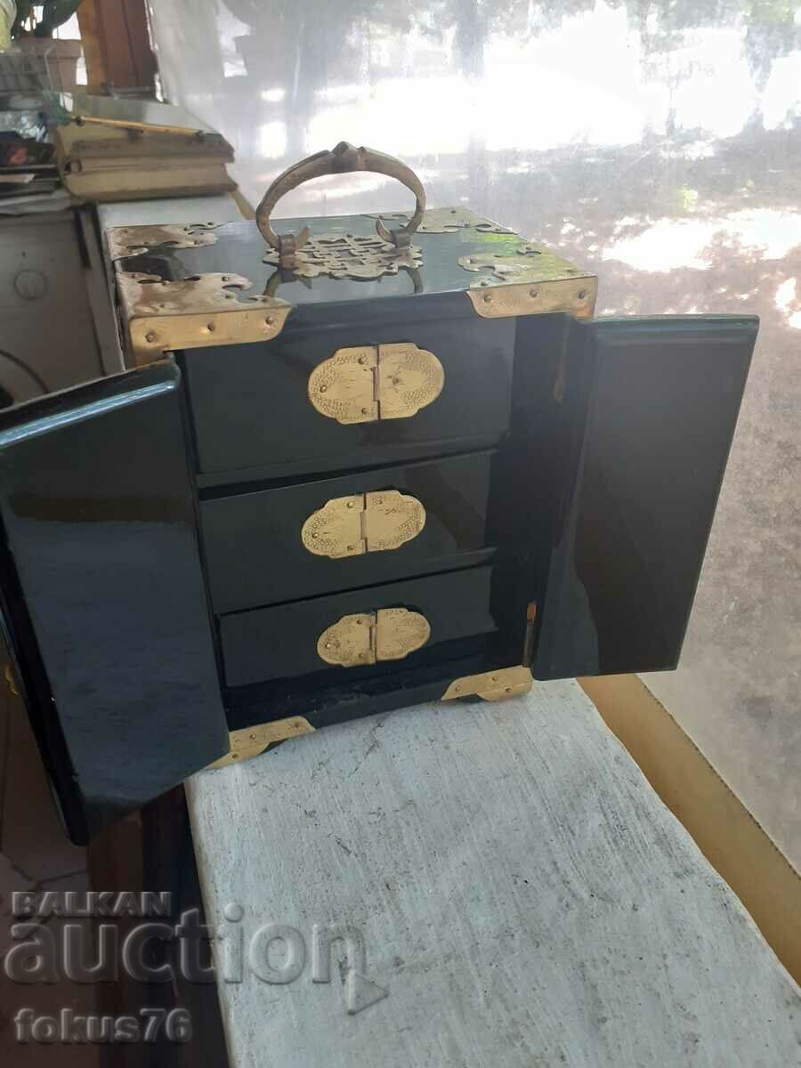 Delivery of Old lacquer jewelry box with mother-of-pearl inlays - Beauty Delivery of Old lacquer jewelry box with mother-of-pearl inlays - Beauty