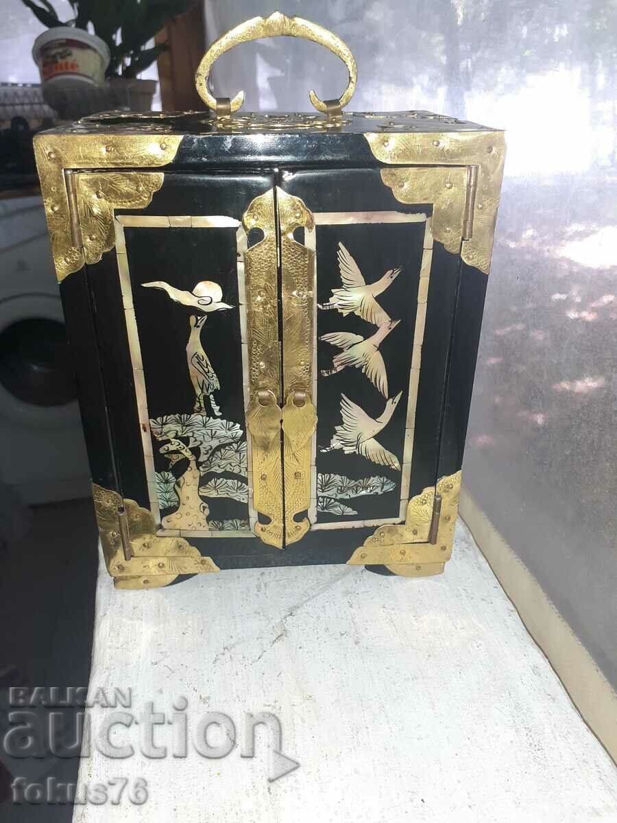 Стара лакова кутия за бижута с интарзии от седеф - Красота