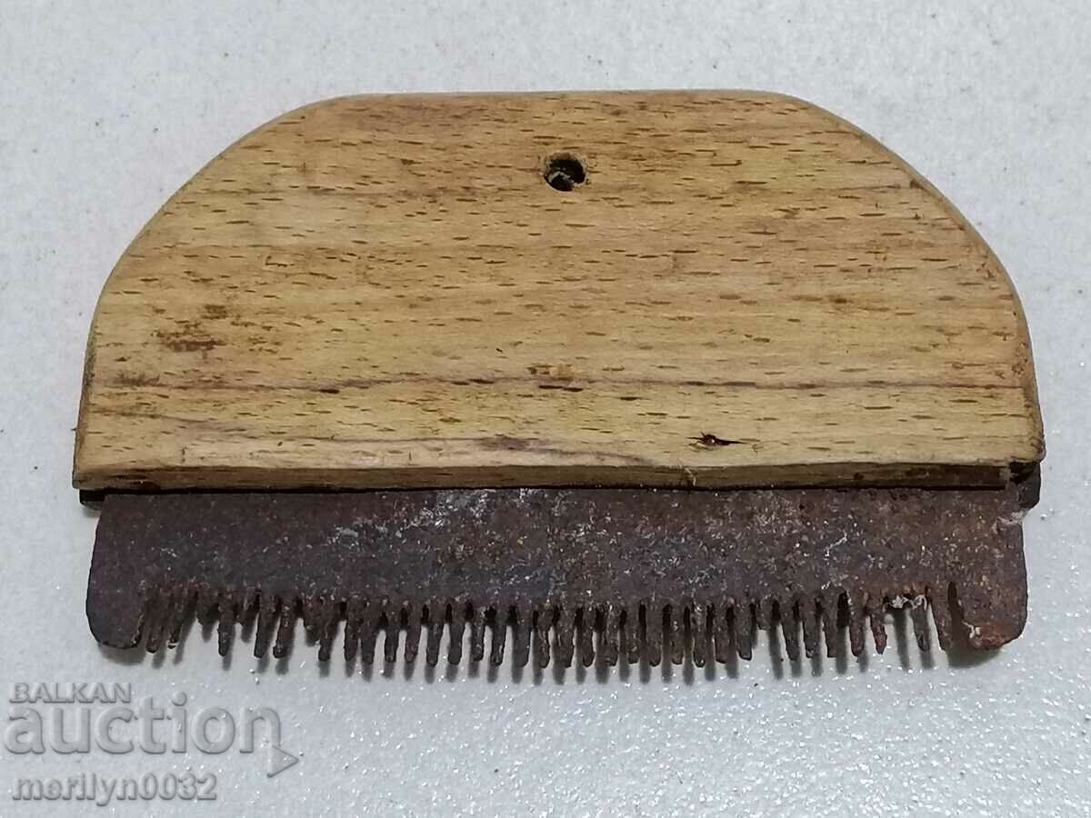 Old chest for horse, comb, chess, combs with price 45.00 BGN | € 23.01