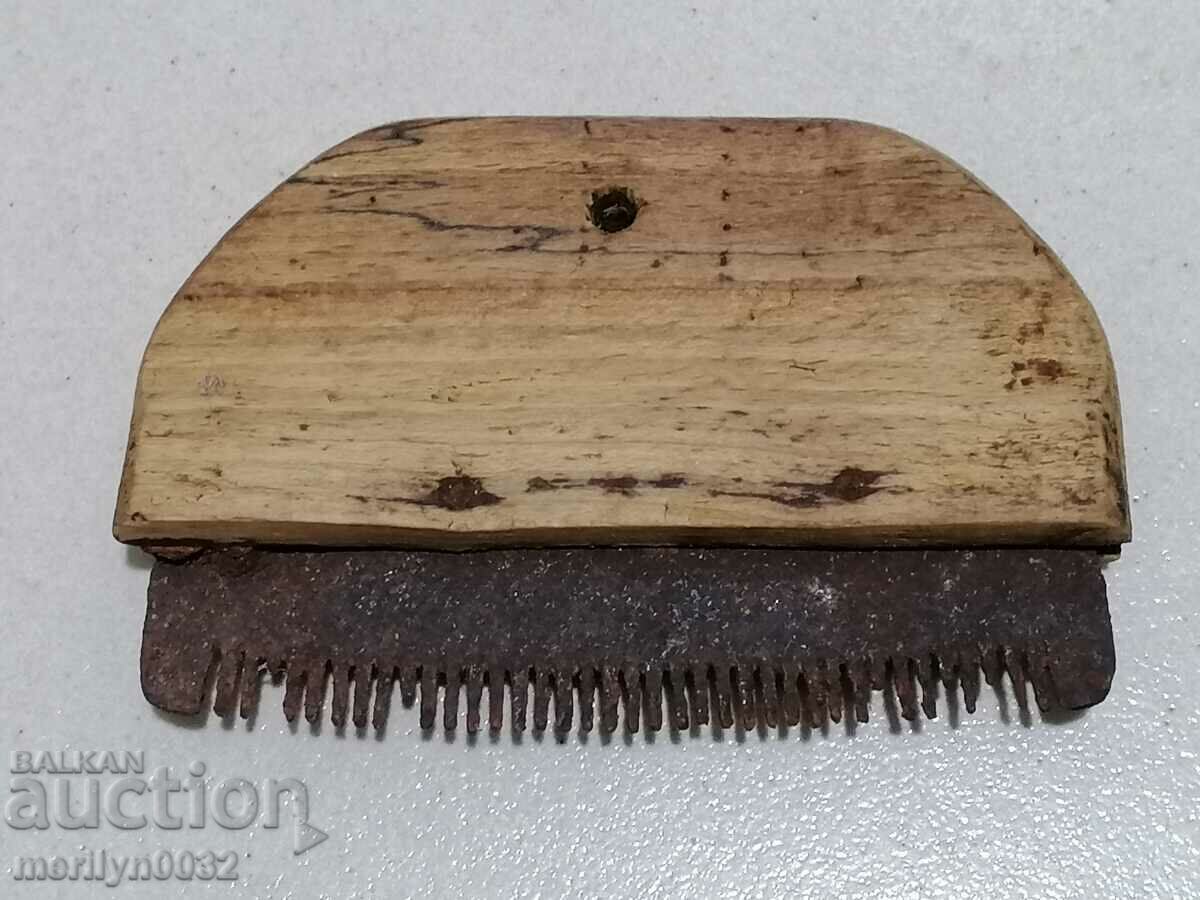 Auction  Old chest for horse, comb, chess, combs