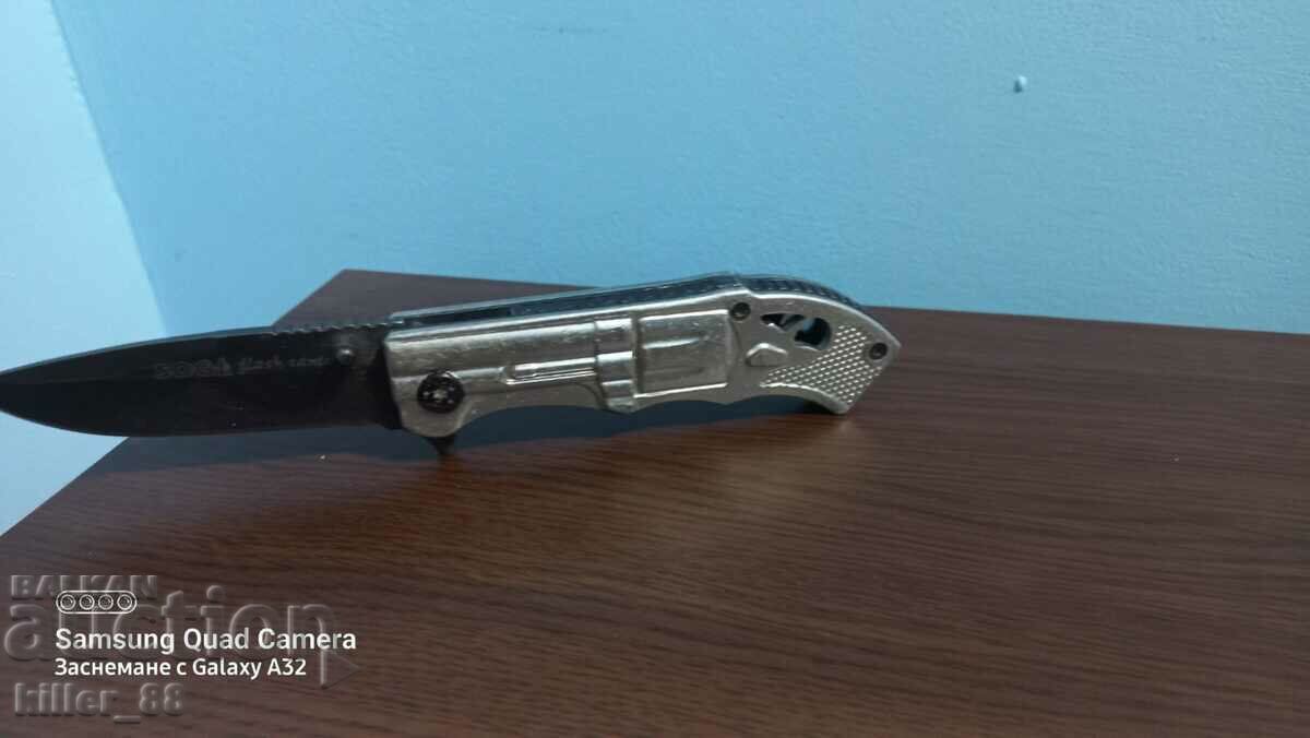 A folding knife in the shape of a revolver