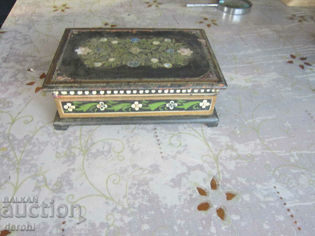 Antique casket jewelry box with mirror with price 160.00 BGN | € 81.81 Antique casket jewelry box with mirror with price 160.00 BGN | € 81.81