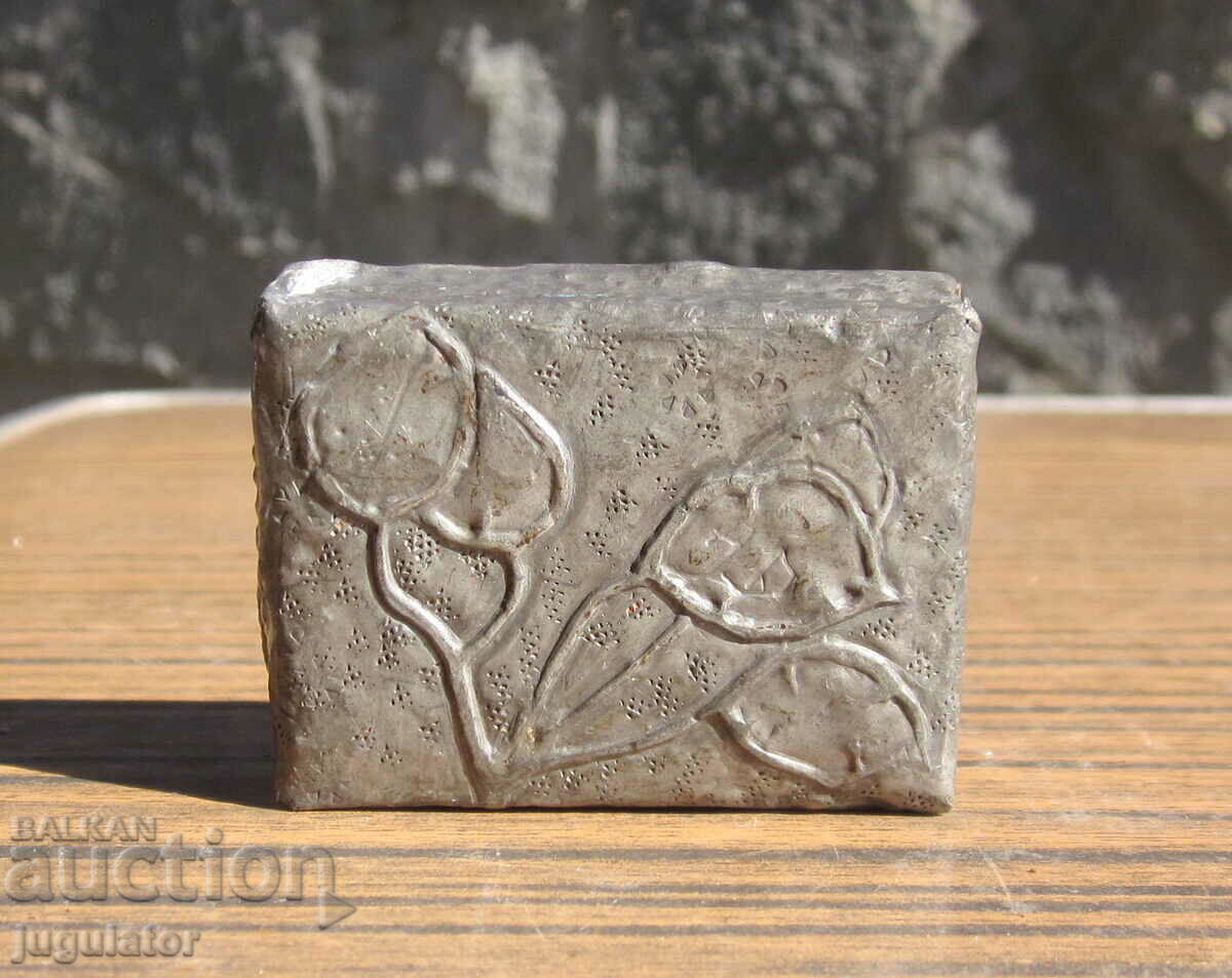 an old Bulgarian Renaissance snuff box with price 70.00 BGN | € 35.79 an old Bulgarian Renaissance snuff box with price 70.00 BGN | € 35.79