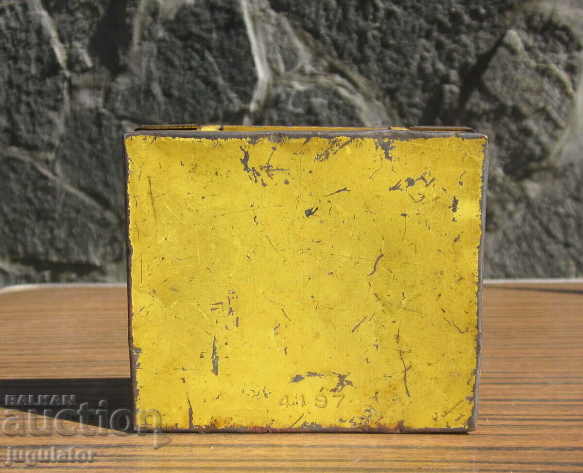 old metal tin snuff box of cigarettes with price 10.00 BGN | € 5.11 old metal tin snuff box of cigarettes with price 10.00 BGN | € 5.11