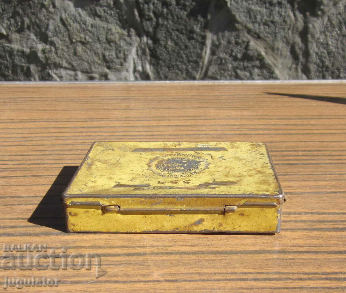 Auction old metal tin snuff box of cigarettes Auction old metal tin snuff box of cigarettes
