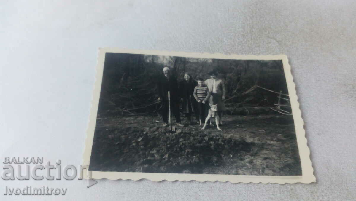 Photo A man, two women and a boy with a wolf dog