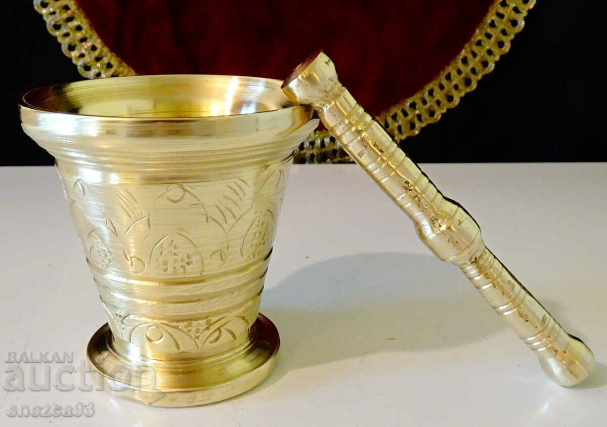 Engraved bronze mortar and pestle 540 g. with price 59.00 BGN | € 30.17 Engraved bronze mortar and pestle 540 g. with price 59.00 BGN | € 30.17