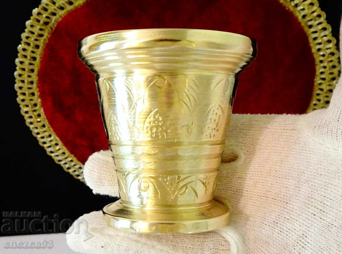 Delivery of Engraved bronze mortar and pestle 540 g. Delivery of Engraved bronze mortar and pestle 540 g.