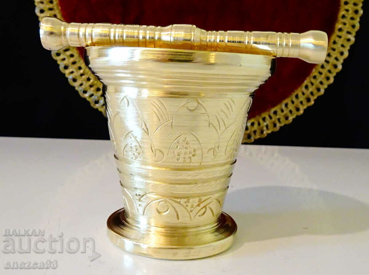 Engraved bronze mortar and pestle 540 g. Engraved bronze mortar and pestle 540 g.