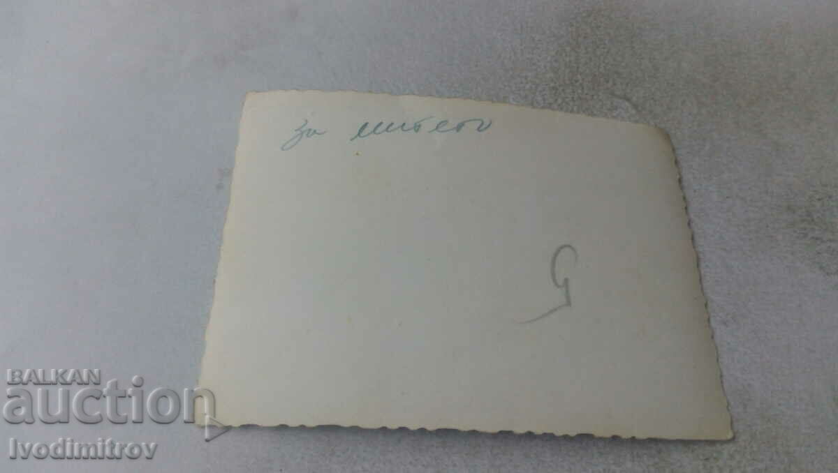 Εικόνα Άνδρες και γυναίκες που τρώνε και πίνουν σε ένα τραπέζι με τιμή 1.45 BGN | € 0.74 Εικόνα Άνδρες και γυναίκες που τρώνε και πίνουν σε ένα τραπέζι με τιμή 1.45 BGN | € 0.74