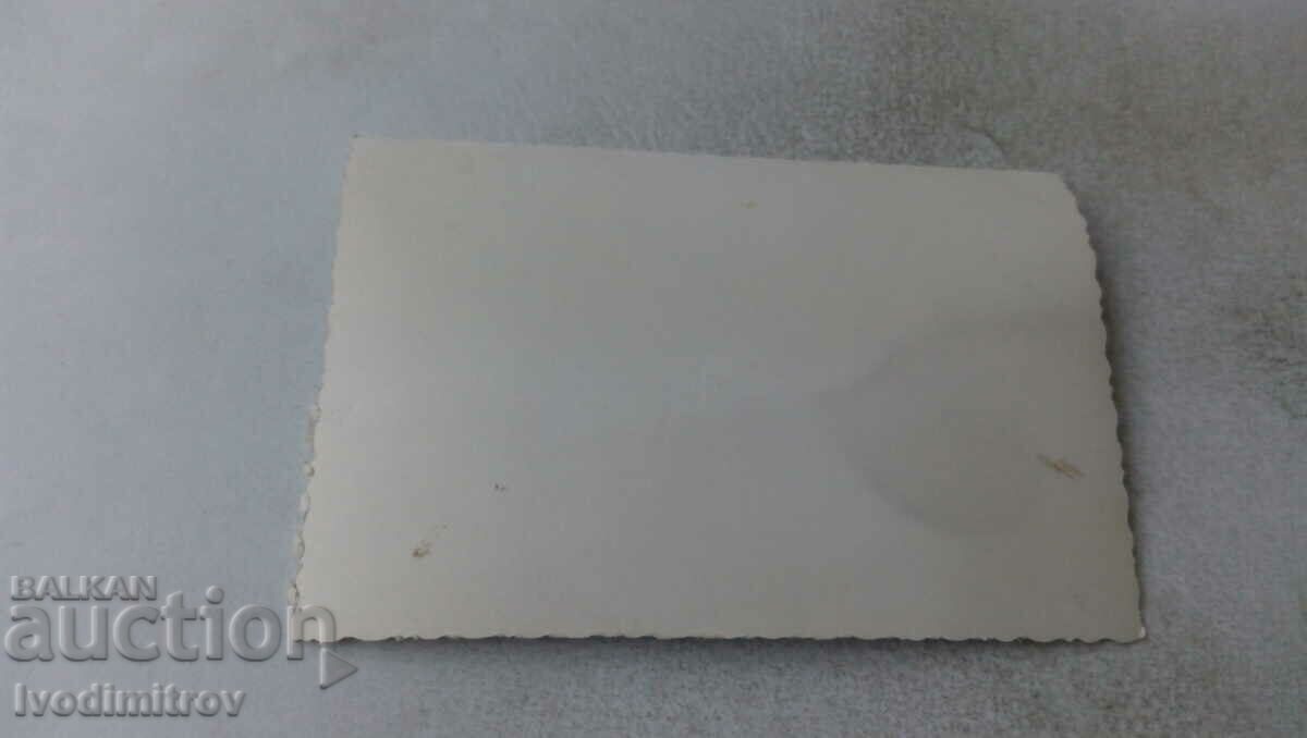 Φωτογραφία Δύο κορίτσια μπροστά από ένα φουτουριστικό μπανγκαλόου με τιμή 1.45 BGN | € 0.74 Φωτογραφία Δύο κορίτσια μπροστά από ένα φουτουριστικό μπανγκαλόου με τιμή 1.45 BGN | € 0.74