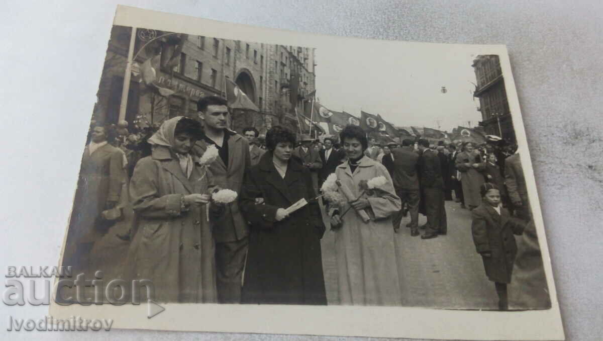 Photo A man and three women at a demonstration