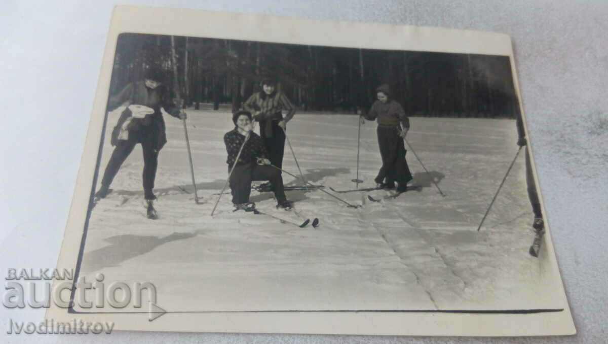Photo Four female skiers in the mountains