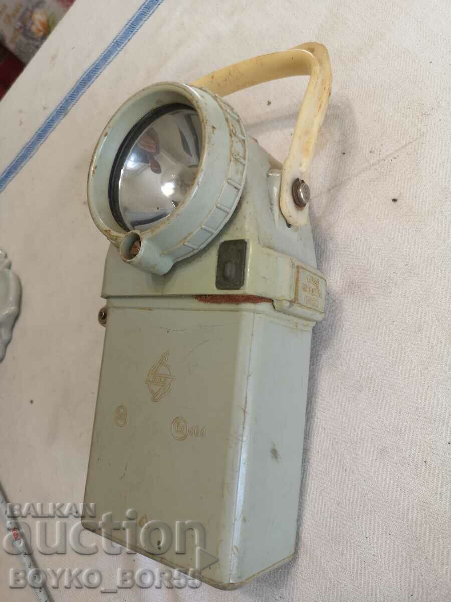 Lanternă cu baterie originală germană al treilea Reich cu carcasă cu preț 69.00 BGN | € 35.28 Lanternă cu baterie originală germană al treilea Reich cu carcasă cu preț 69.00 BGN | € 35.28