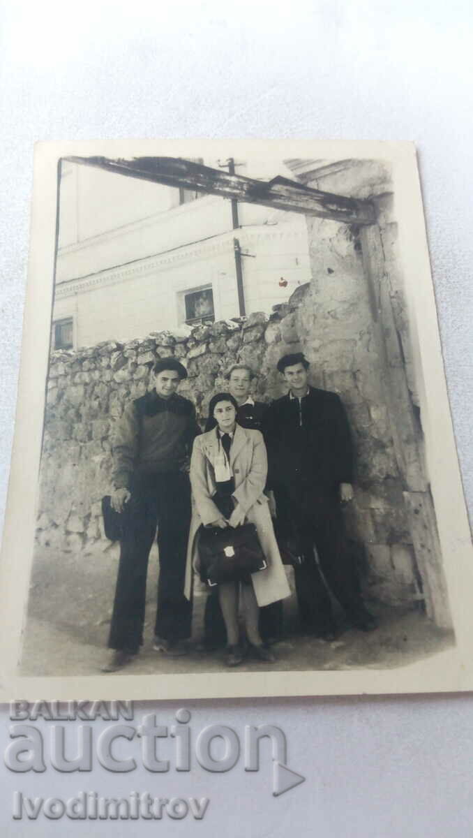 Снимка Симферополь Жена и трима мъже